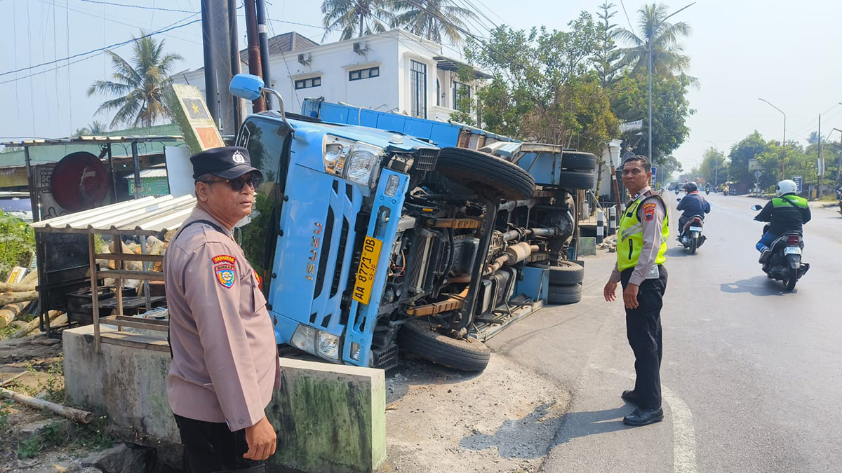 Gagal Nyalip, Truk Tabrak Motor hingga Terguling di Mungkid Magelang