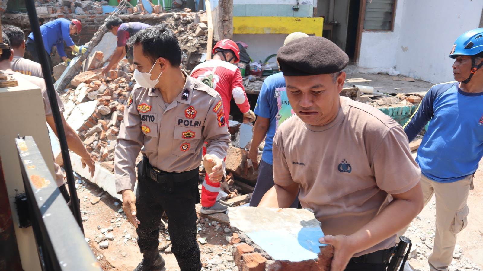 Tembok 4 Meter di Kota Magelang Ambruk Diterjang Hujan Deras, Warga dan Polisi Kompak Bersihkan Reruntuhan