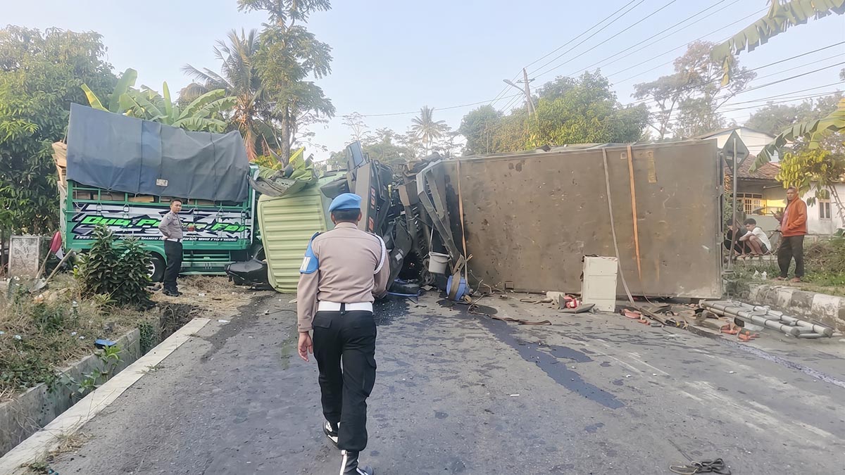 Kecelakaan Beruntun di Turunan Rujak Asem Temanggung, Truk Tronton Terguling