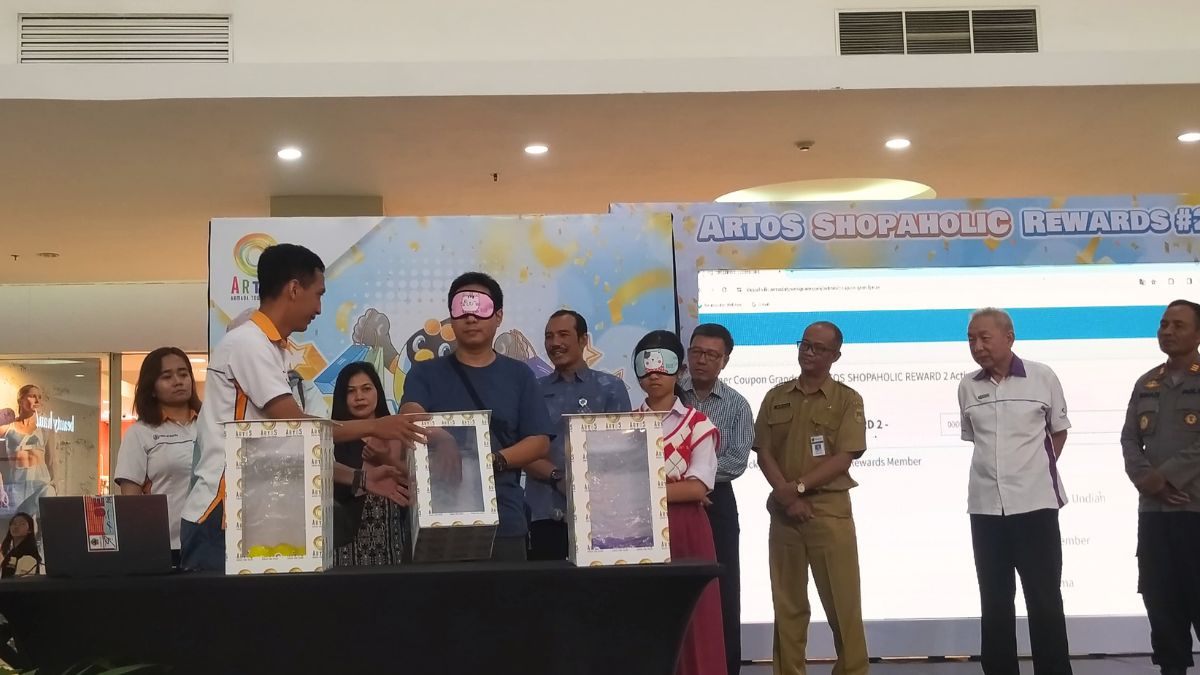 Lely Kusmandari Pelanggan Setia Artos Mall Bawa Pulang Hadiah Mobil Listrik