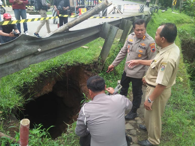 Jalan Provinsi di Desa Larangan Luwok Mendesak Diperbaiki, Begini Kata Kapolres Temanggung