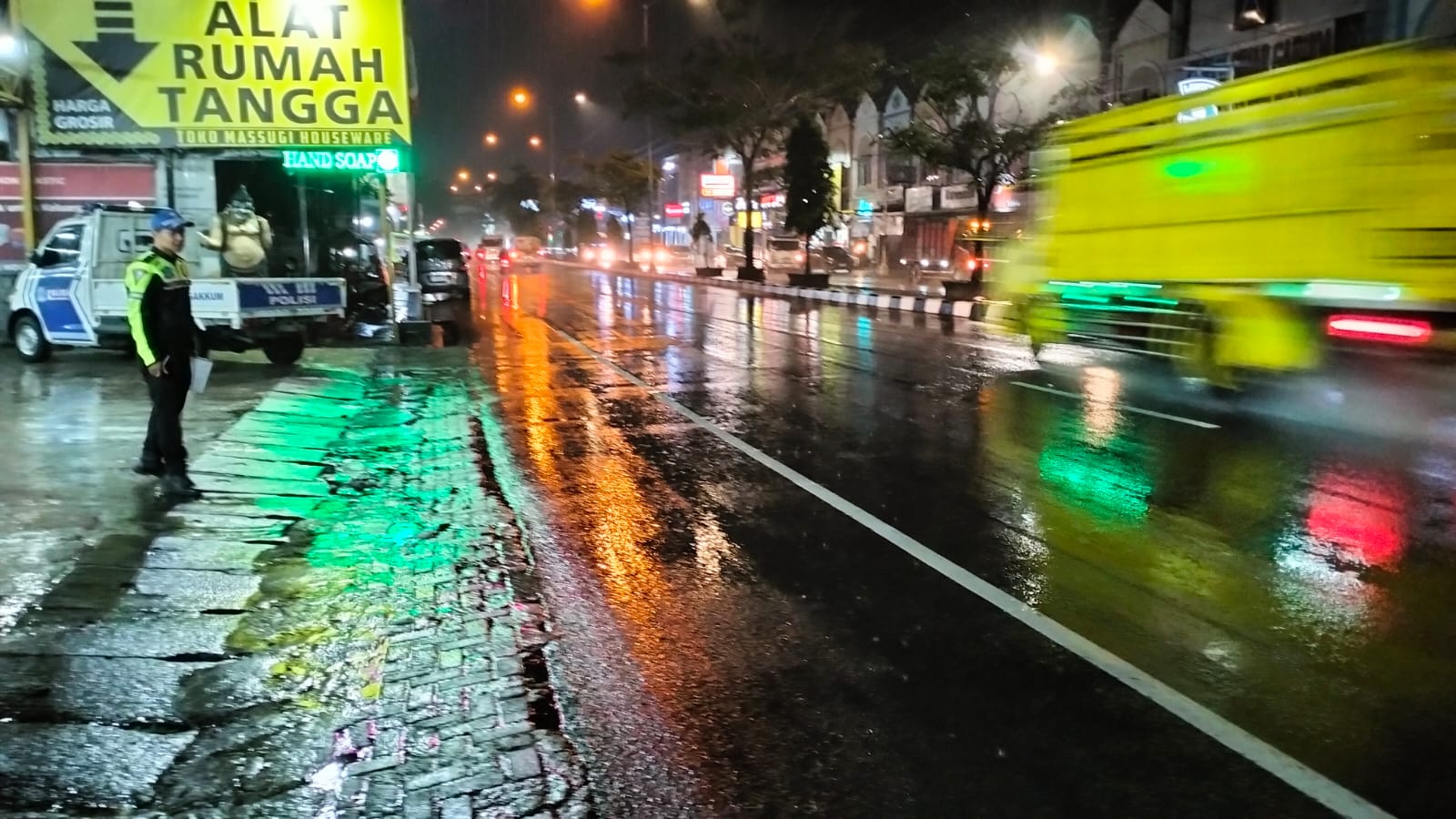 Tabrak Pembatas Jalan Usai Bersenggolan, Seorang Pengendara di Jalan Magelang-Jogja Meninggal Dunia