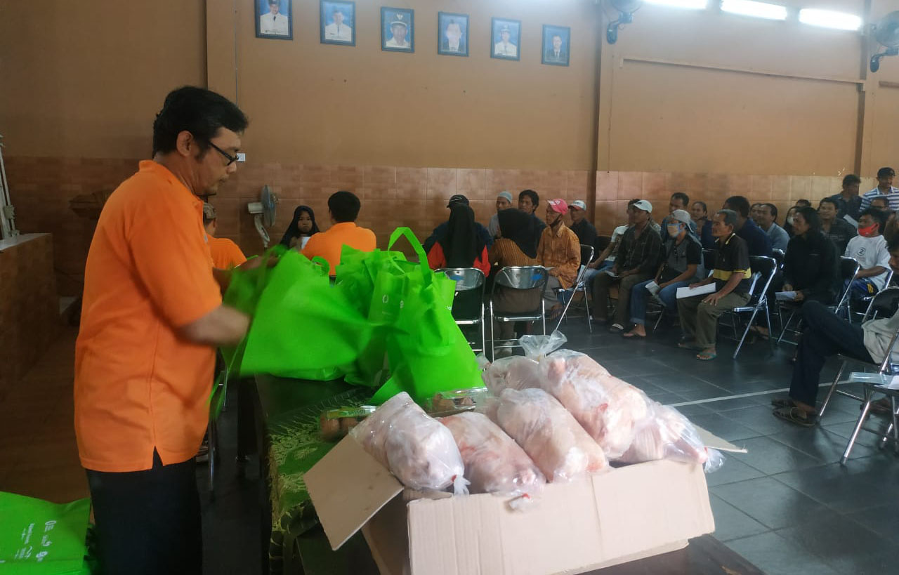 Penyaluran Bantuan Daging dan Telur Keluarga Rentan Stunting