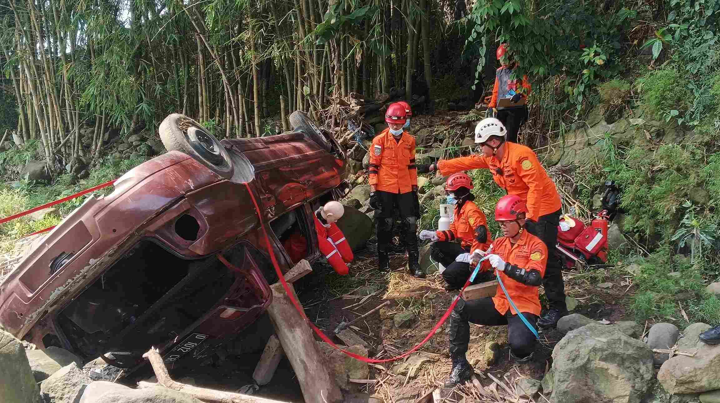 Personel Basarnas Semarang Berlatih Tangani Korban Kecelakaan di Kabupaten Magelang