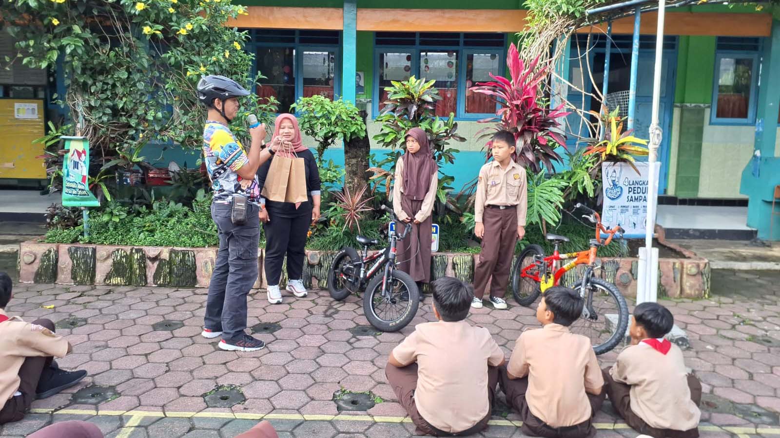 Komunitas Sepeda MagelangBIKE Sumbangkan 2 Sepeda untuk Siswa SD Rejowinangun Selatan 2