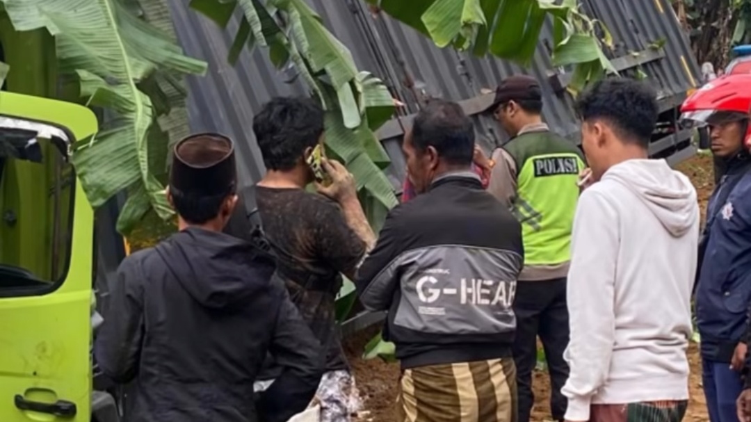 Truk Muatan Susu Diduga Rem Blong di Pakis, Supir dan Kernet Luka Ringan