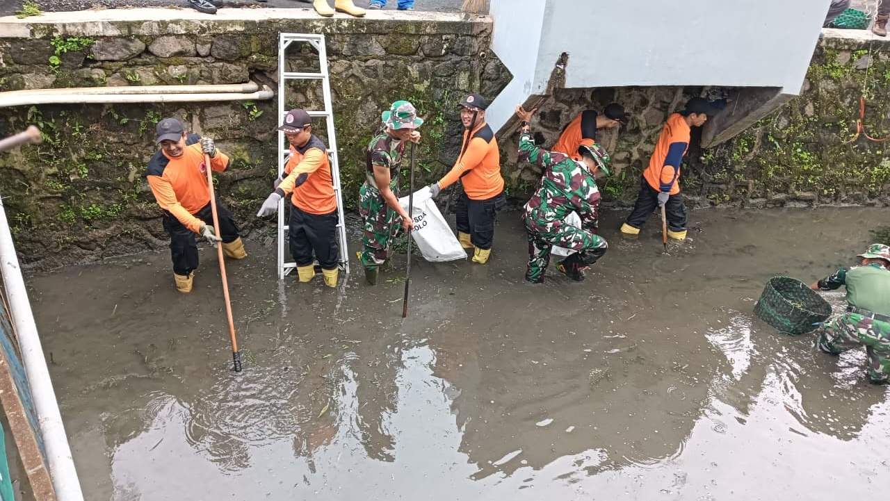 Ratusan Warga Kota Magelang Gotong Royong Bersihkan Sampah di Kali Bening