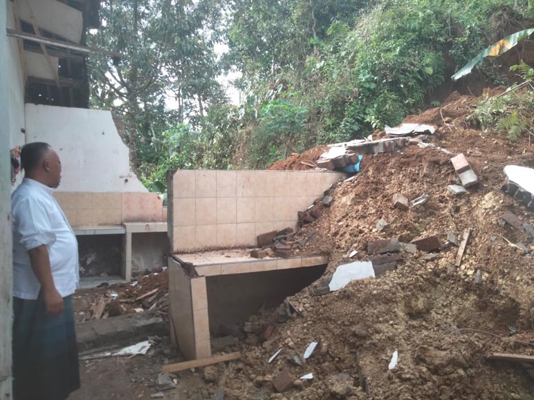 Diterjang Longsor, Dapur Rumah di Desa Jangkrikan Kepil Hancur