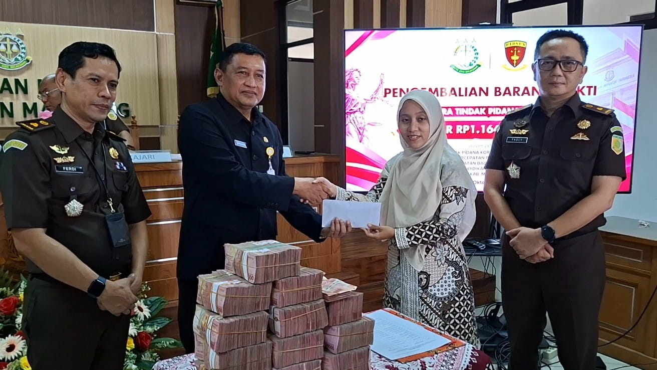 Kejari Kabupaten Magelang Kembalikan Uang Rp 1,16 Miliar Milik 137 Guru Korban Pungli PPG