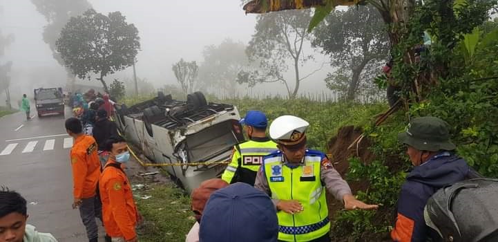 Bus Berpenumpang Pendaki Gunung Terperosok, 25 Orang Dilarikan ke RS