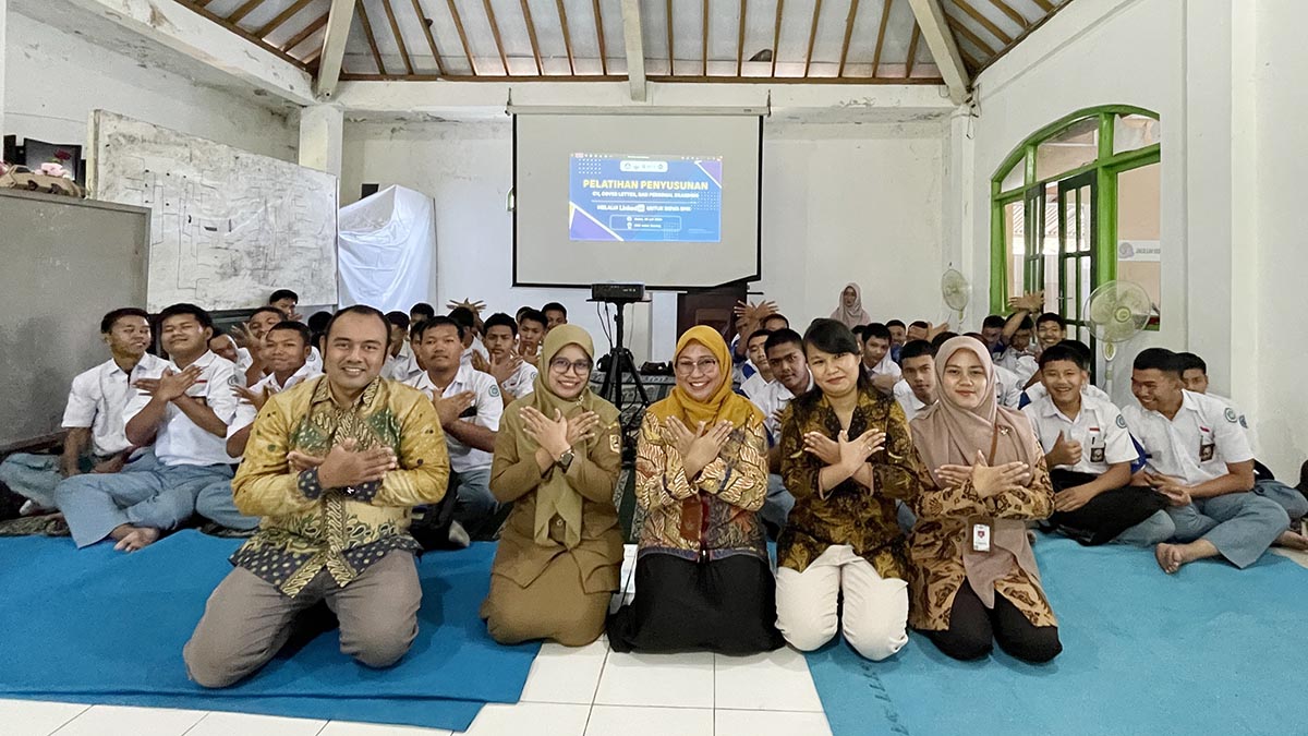 Tembus Bursa Kerja Global, Dosen Untidar Magelang Latih Siswa SMK Secang Optimasi LinkedIn