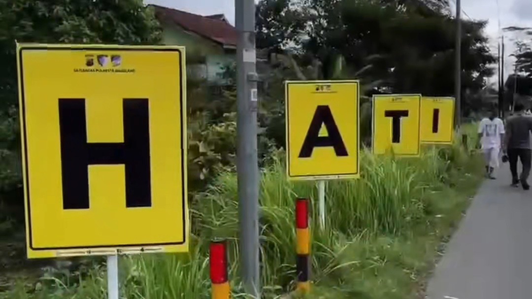 Satlantas Polresta Magelang Pasang Rambu Hati-Hati di Jalur Secang