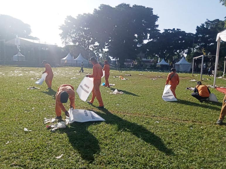 Usai Upacara Hari Jadi, Sampah Empat Truk Diangkut dari Alun-alun Wonosobo