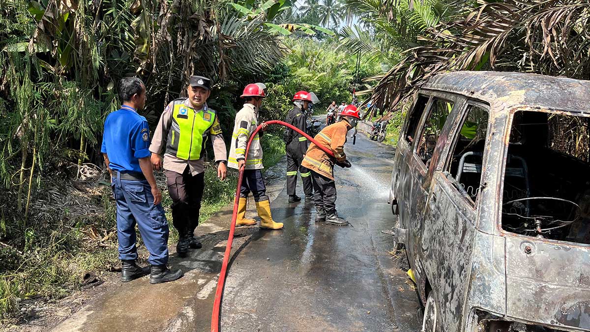Diduga Korsleting Listrik, Mobil Suzuki Futura Mendadak Terbakar di Srumbung Magelang