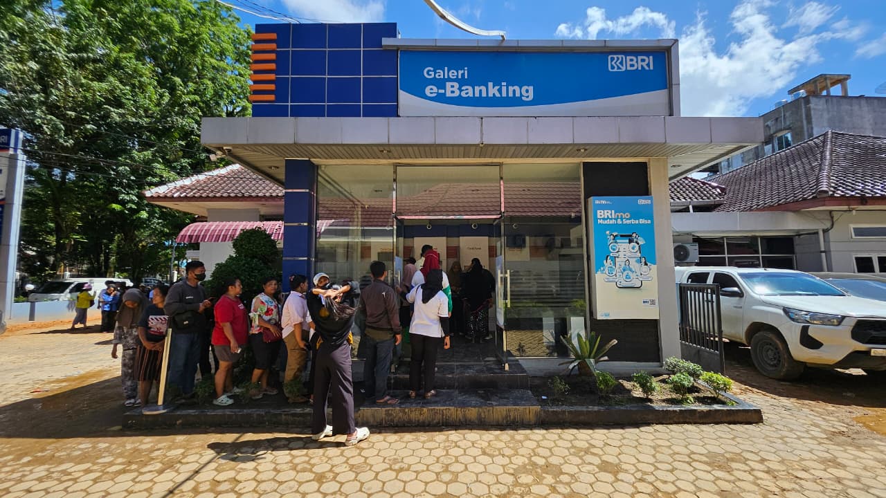 Akses Layanan BRI Tetap Terjaga di Daerah Terisolir Bencana Banjir Bandang melalui Satelit