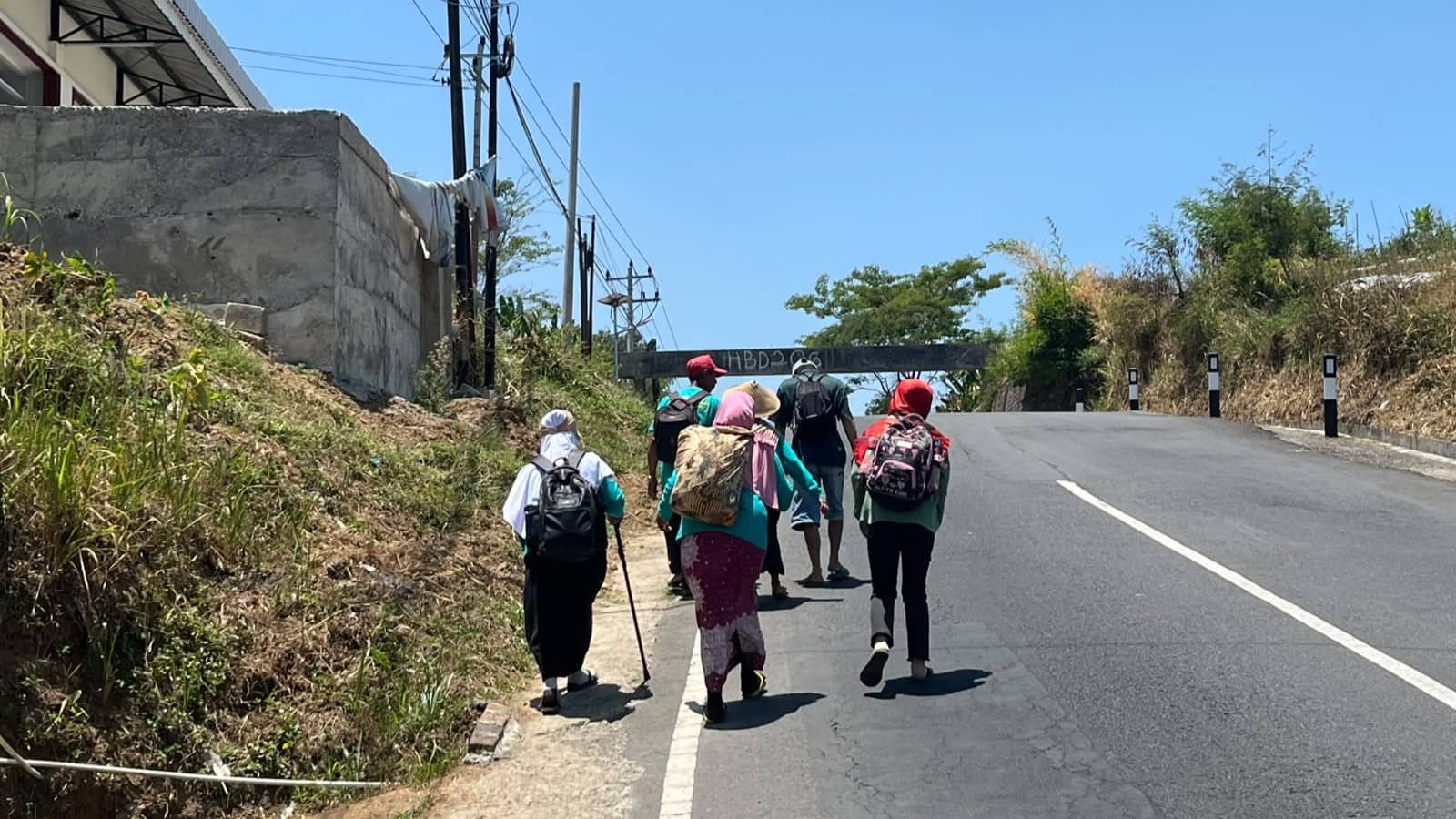 Tradisi Peziarah Jalan Kaki dari Lereng Sumbing ke Makam Mbah Kiai Mangli