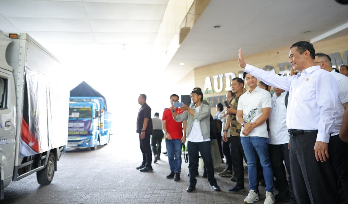 Mentan Amran Kembali Lepas 153 Truk Bantuan Banjir Sumatera