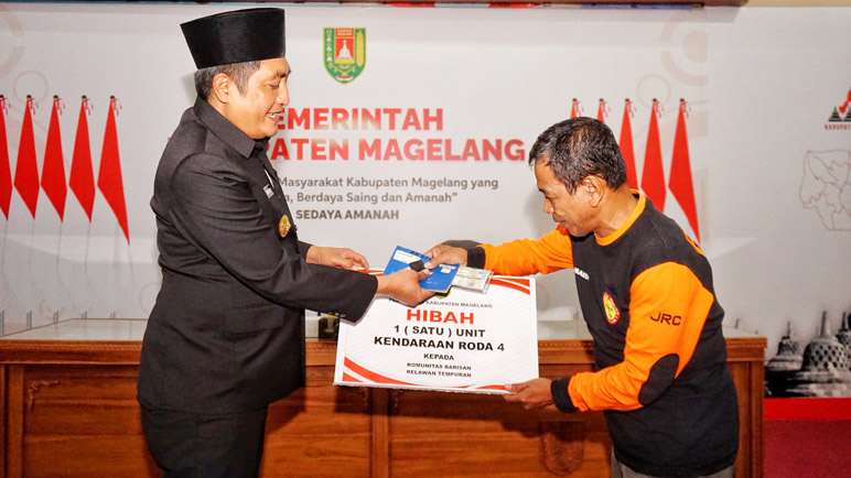 Bupati Magelang Serahkan Hibah Mobil Pickup untuk Relawan ‘Baret’