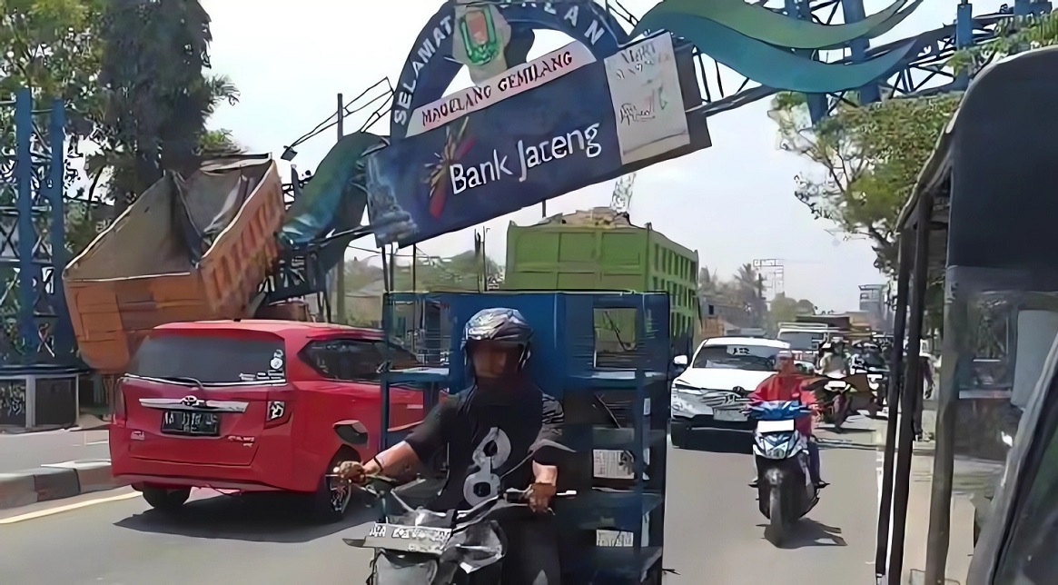 Gapura Perbatasan Jateng-Jogja Ambruk, Jalan Magelang-Jogja Macet Parah