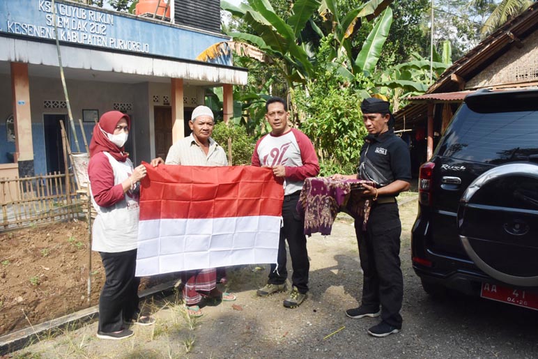 HUT RI ke-77, Kesbangpol Bagikan Bendera Merah Putih Gratis