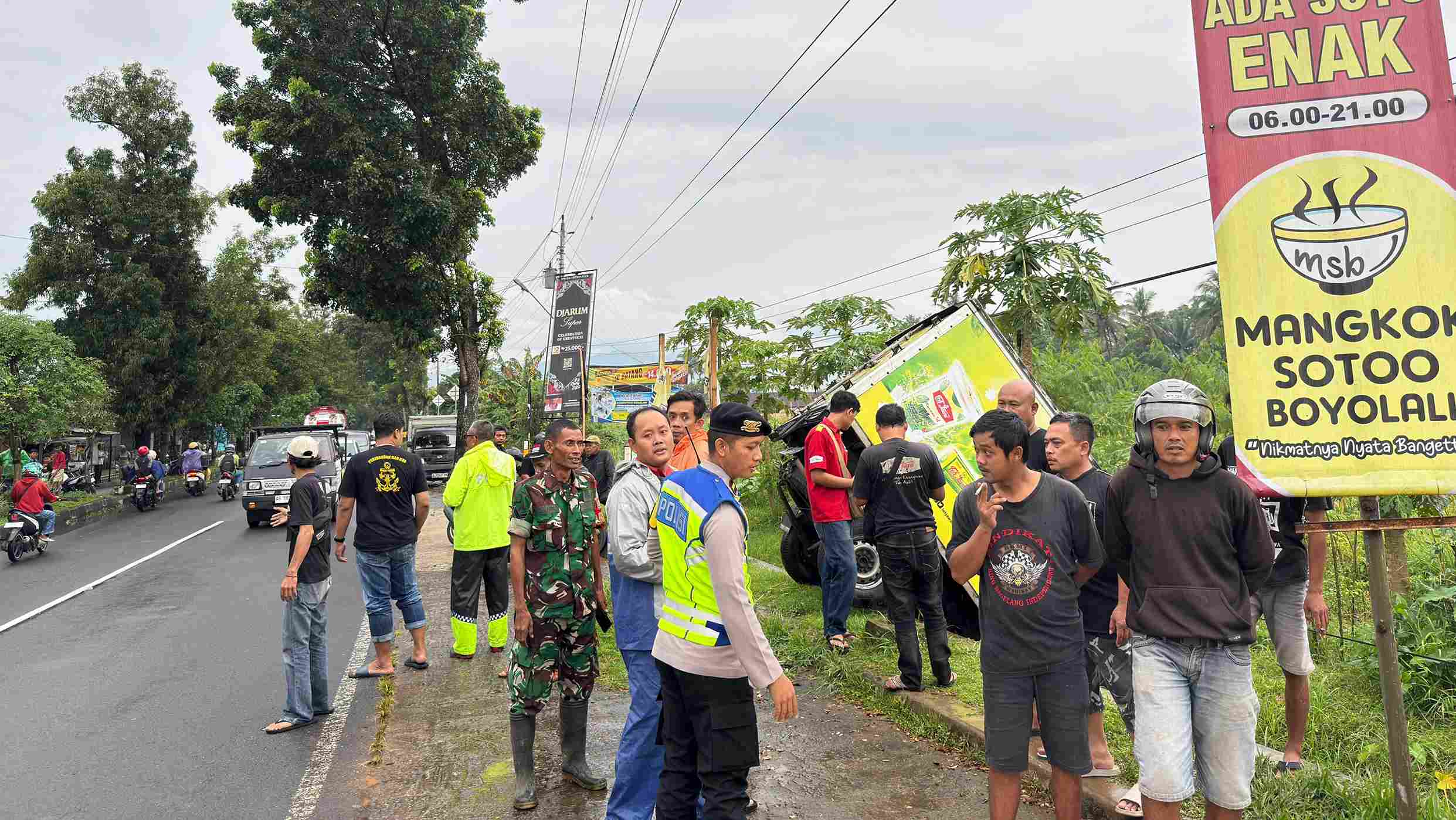 Kecelakaan di Jalan Blondo–Sawitan, Mobil Box Tabrak Honda Beat dan Masuk Parit
