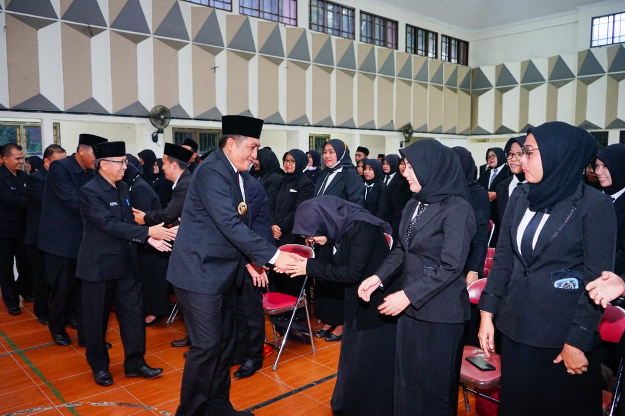 Momen Pelantikan 246 Fungsional Guru SD dan SMP, Bupati Zaenal Arifin Komentari Siswa Bakar Sekolah