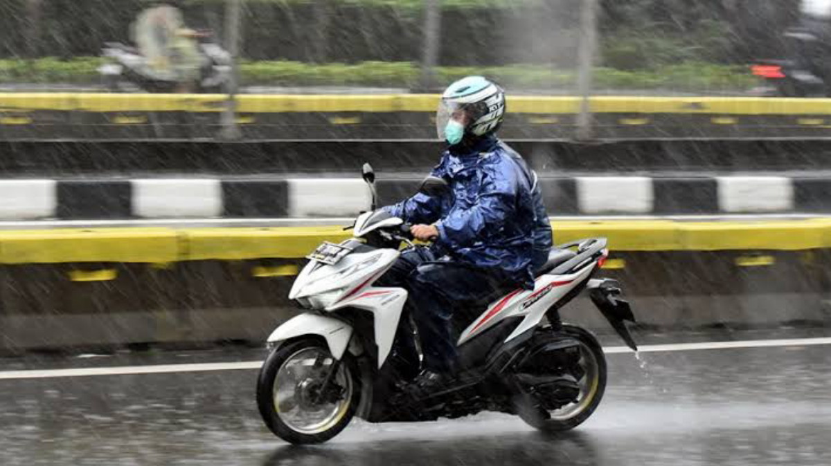 Angka Kecelakaan Meningkat, Simak Beberapa Himbauan Penting Berkendara Aman Saat Musim Hujan 