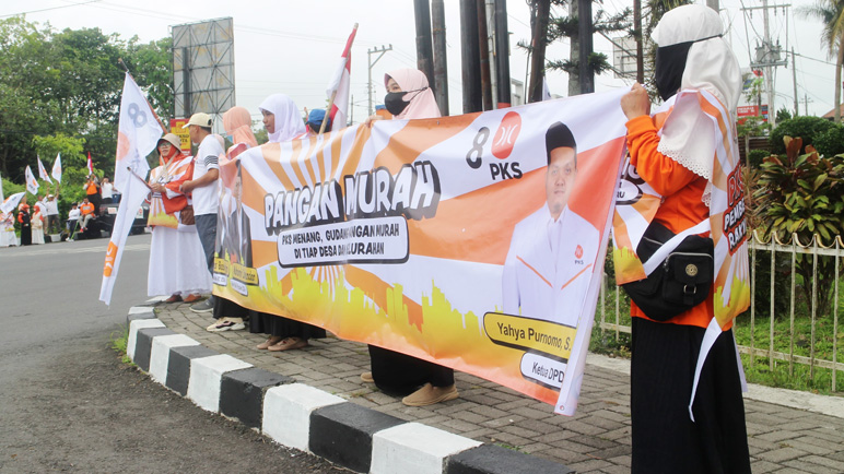 Flashmob Serentak se-Indonesia, PKS Temanggung Terjunkan Caleg Berikan Orasi