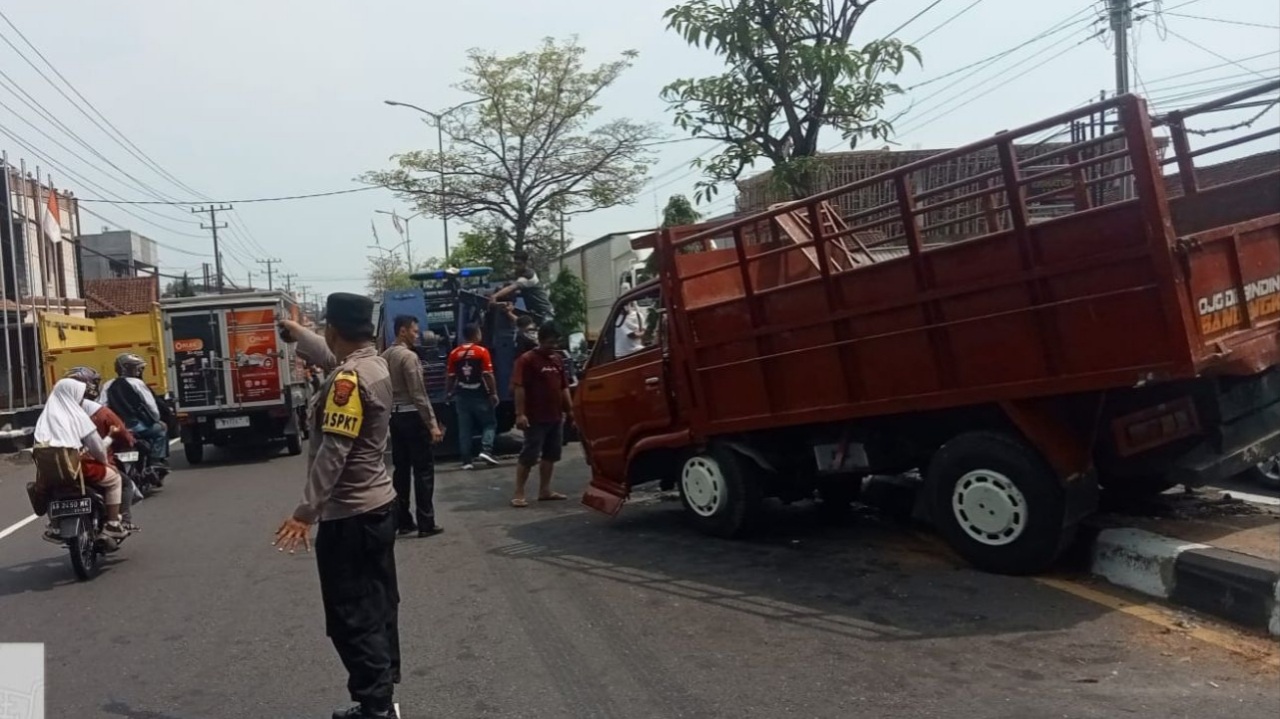 Sopir Truk Terjepit Usai Terlibat Kecelakaan di Depan Bakso Pak Kribo