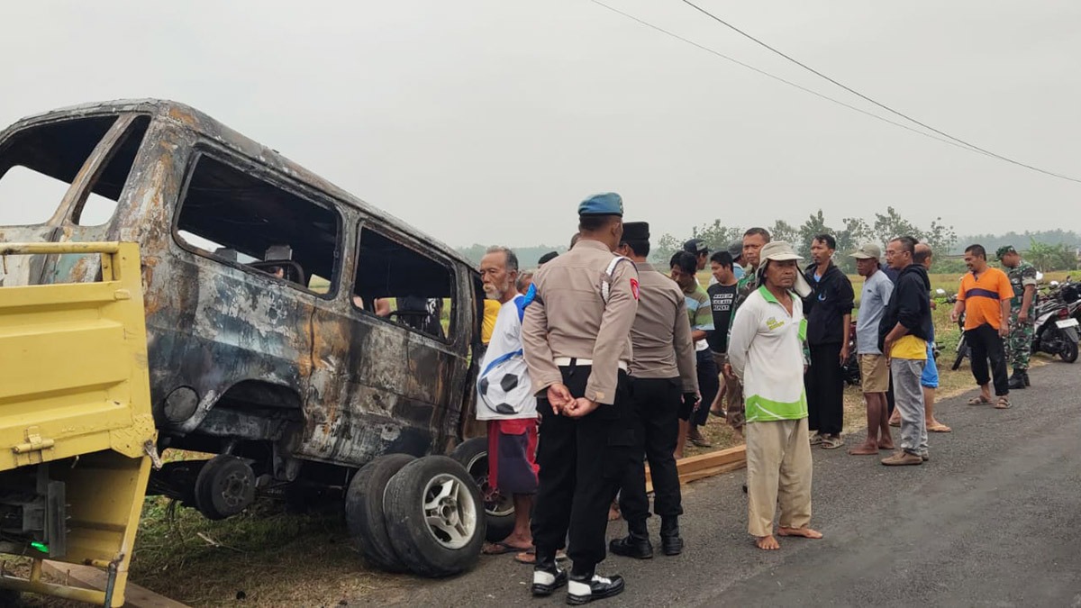 Minibus Carry Tua Terbakar Saat Melintasi Underpass-Besole Bayan Purworejo