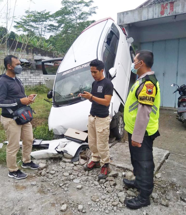 Laka Tunggal di Tegalrejo, Minibus Nyaris Tabrak Rumah