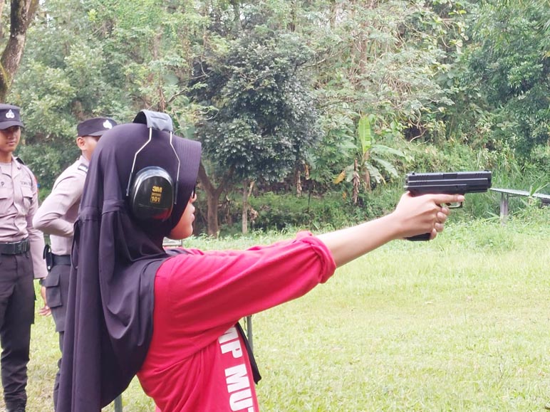 Siswa SMP Mutual Bawa Pulang 2 Piala dalam Lomba Menembak HUT Bhayangkara ke-76