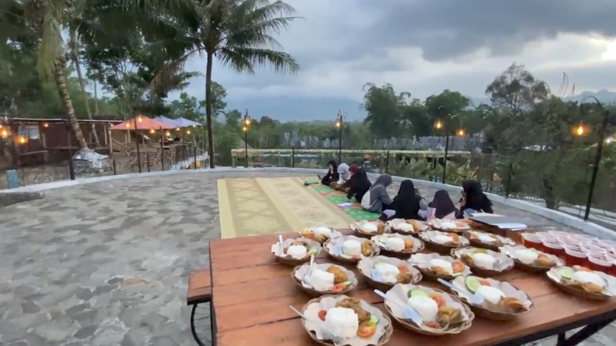 Buka Puasa Bersama di Milkgeez Cafe Krandan Magelang Sekaligus Sunset-an dengan View Perbukitan Menoreh