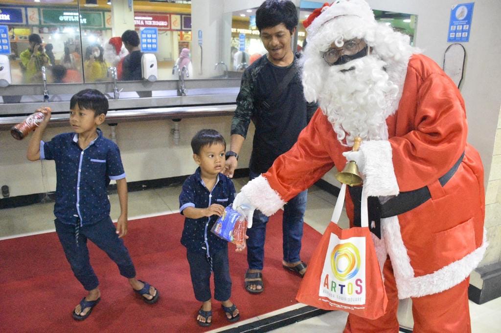 Santa Clause Hadir di Artos Mall, Bagi-Bagi Bingkisan ke Pengunjung Mall