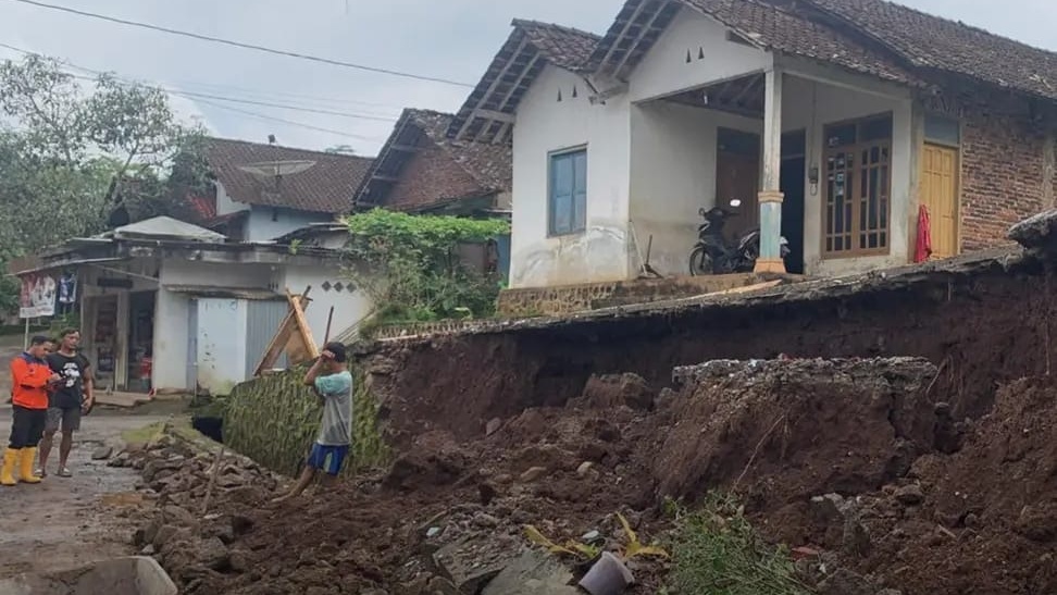 Cuaca Ekstrem Landa Temanggung, Rumah Warga Rusak dan Longsor Terjadi