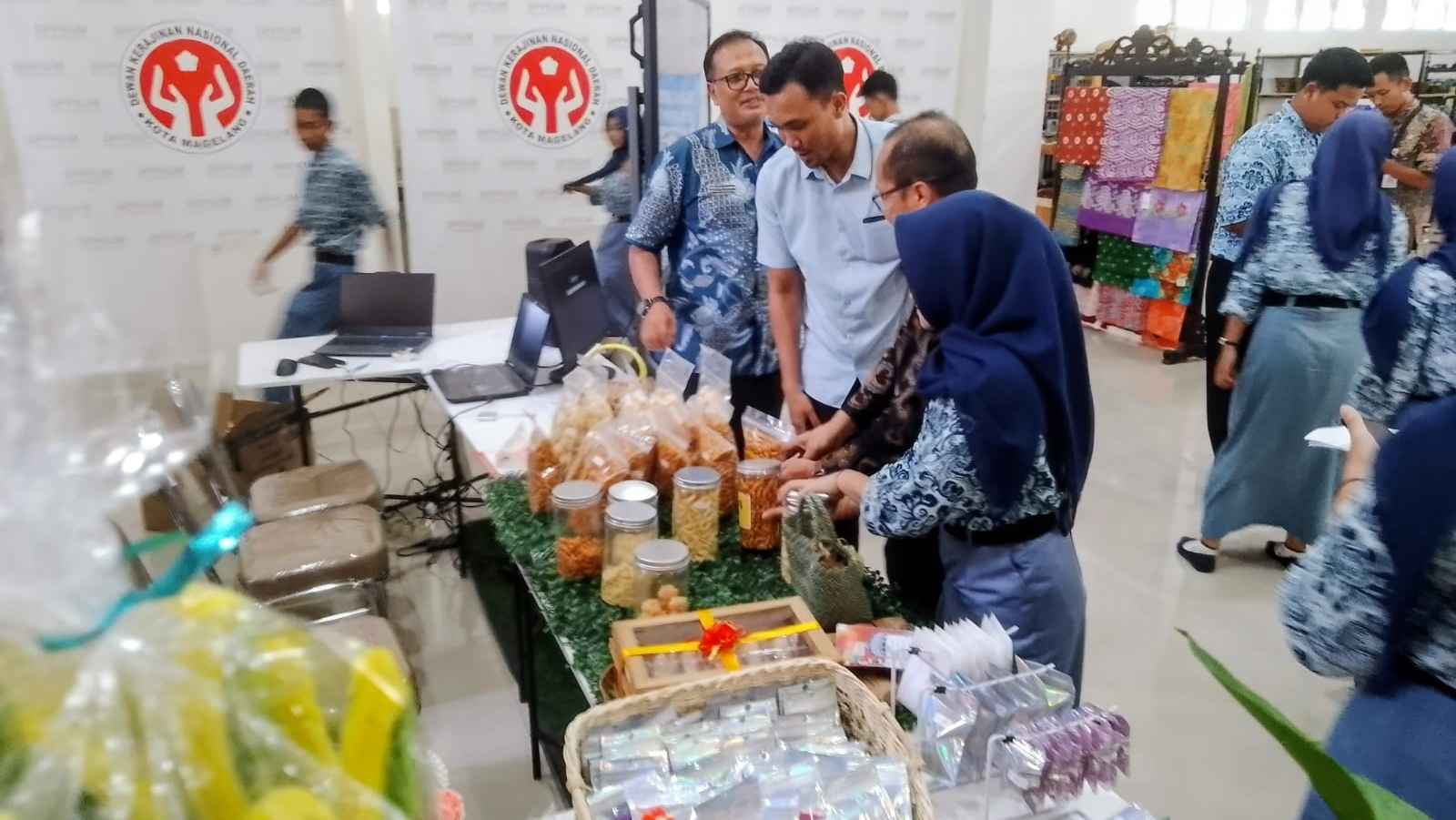 Ketua DPRD Evin Kamil Kunjungi Stand SMKN 2 Magelang di IKM Center