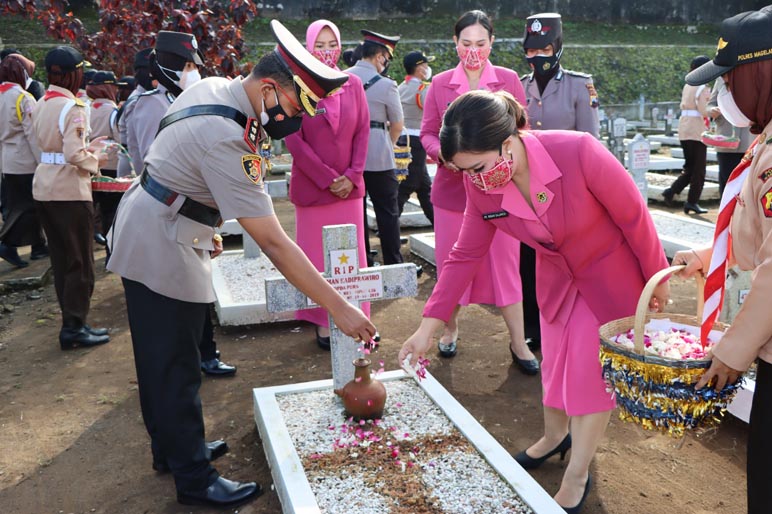 Ziarah ke Makam Pahlawan, Wujud Penghormatan Atas Jasa-jasanya