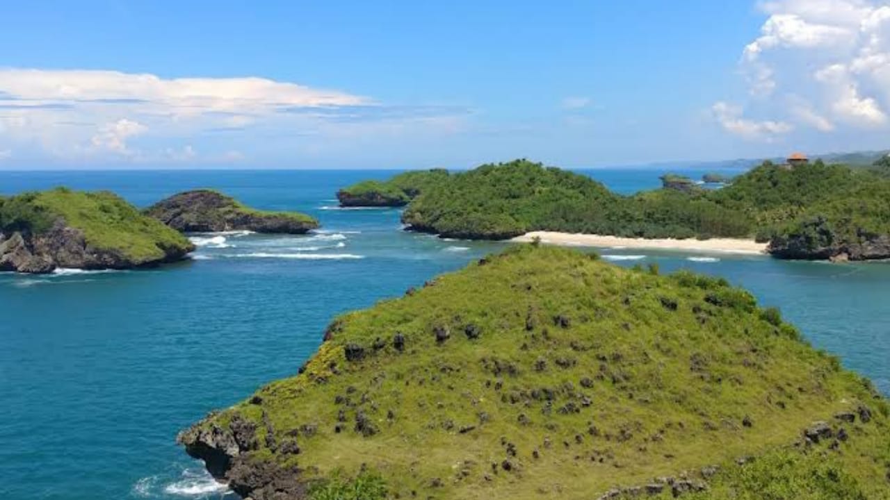 Keindahan yang tak Tergambarkan: Pesona Pantai Kasap Pacitan, Persembahan Alam Raja Ampatnya Jawa