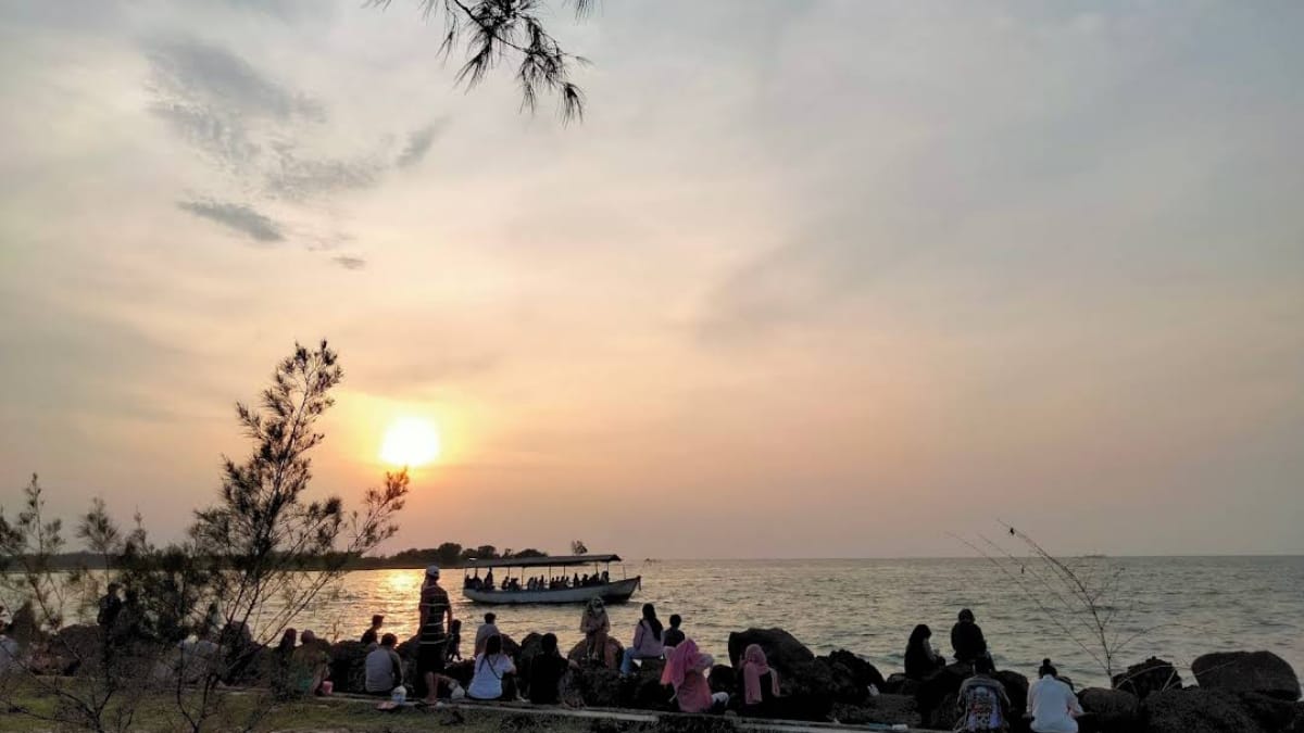 Mulai Suntuk saat Berkendara di Jalur Pantura? Yuk Singgah Sebentar Menikmati Keindahan Pantai Marina Semarang