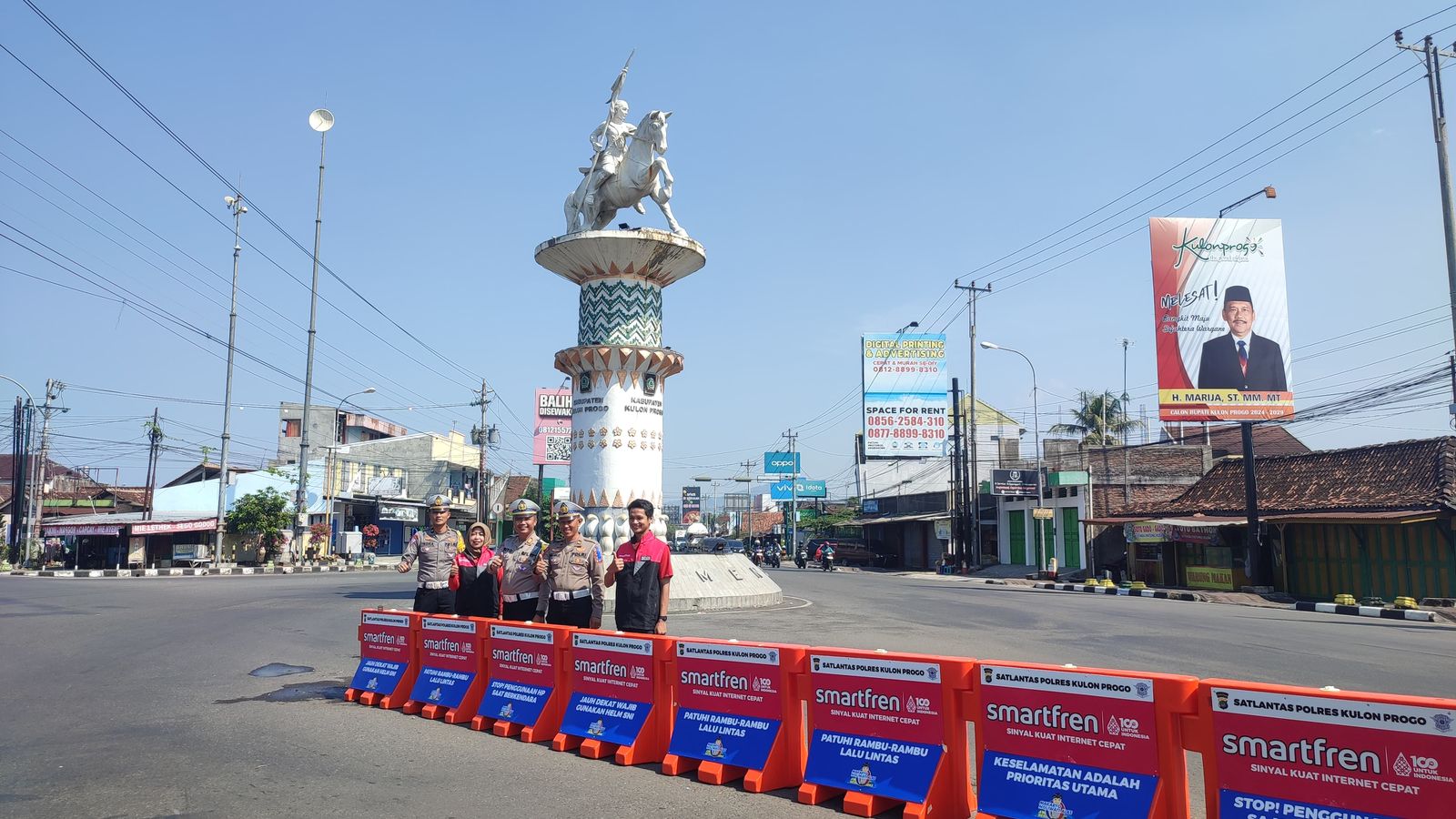 Tingkatkan Keamanan Berkendara, Bersama Satlantas Smartfren Pasang Pembatas Jalan Kulon Progo