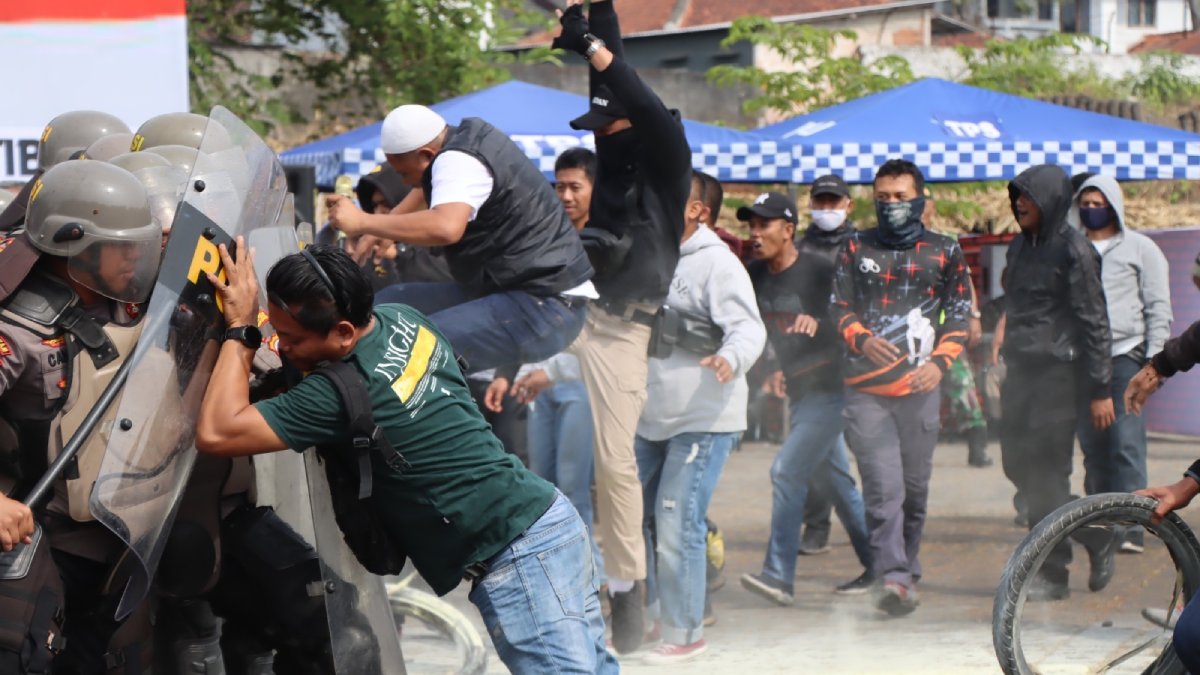 Unjuk Rasa Ratusan Massa di Temanggung Berujung Bentrok, Sispam Kota Jelang Pilkada