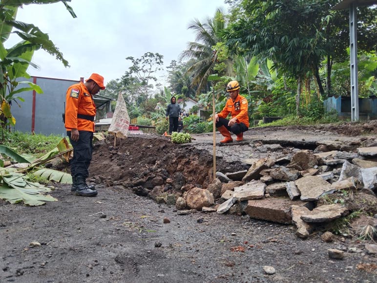 Jalan Alternatif Wadaslintang Patah, Arus Lalin Lumpuh