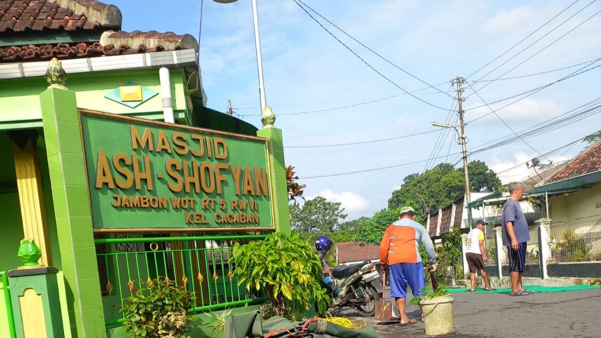 Warga Cacaban Gotong Royong Bersihkan Masjid As Sofyan Sambut Ramadan