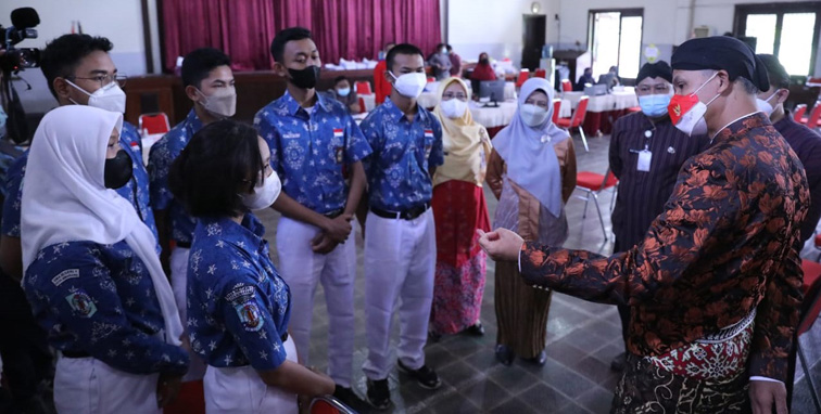 Penutupan PPDB, Ganjar Sidak ke SMAN 1 dan 3 Semarang