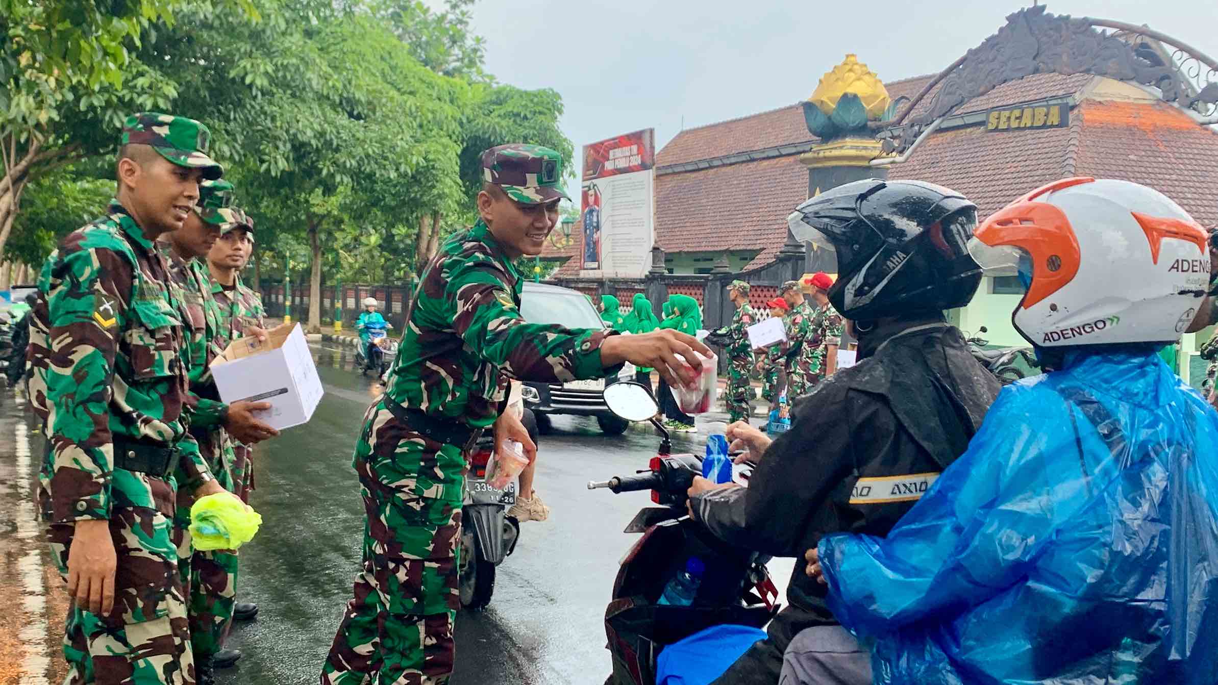 Diguyur Hujan, TNI Secaba Kota Magelang Tetap Semangat Bagikan Ratusan Takjil di Jalanan