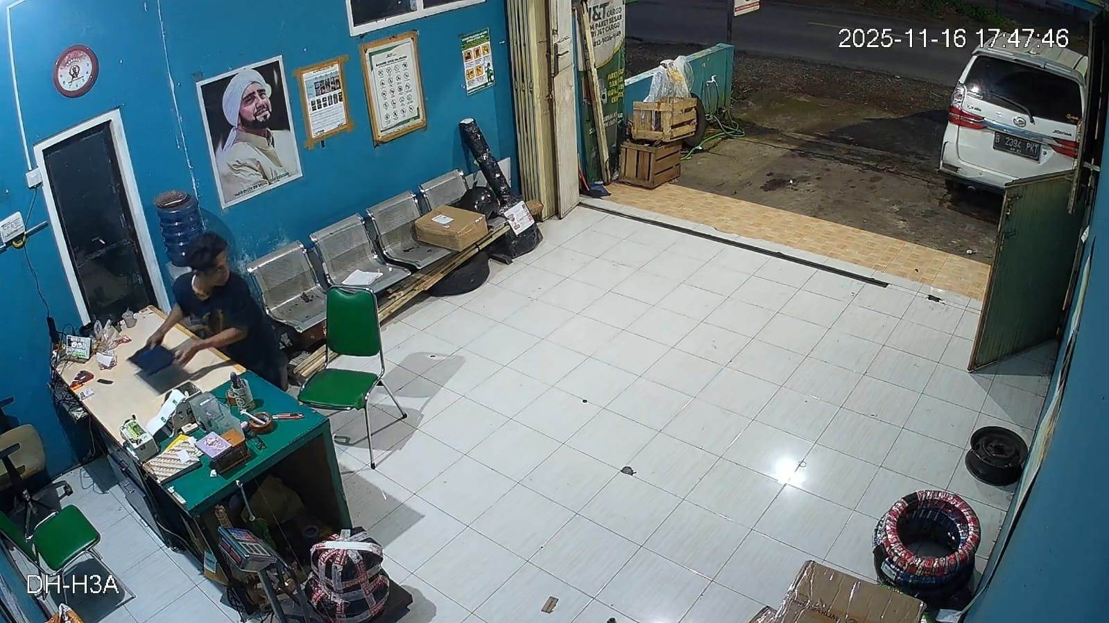 Ngopi Sebentar, Kantor JNT Kedu Temanggung Kemalingan: Laptop dan HP Raib Digondol Pencuri Bermobil Putih