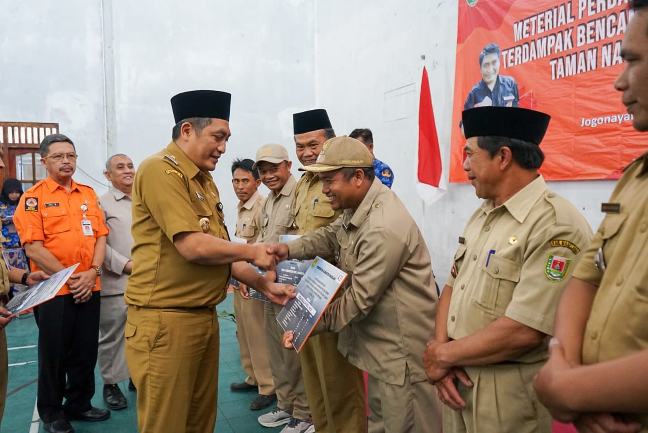 Bupati Magelang Bantu 6 Desa Terdampak Karhutla Merbabu Pipa Perbaikan Jaringan Air