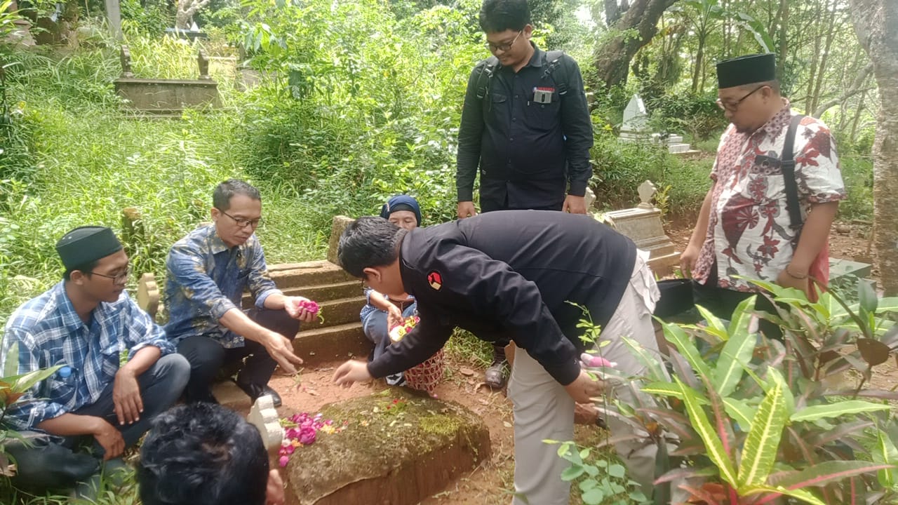 Jelang HPN 2023, Pewarta Purworejo Ziarahi Makam Wartawan Senior