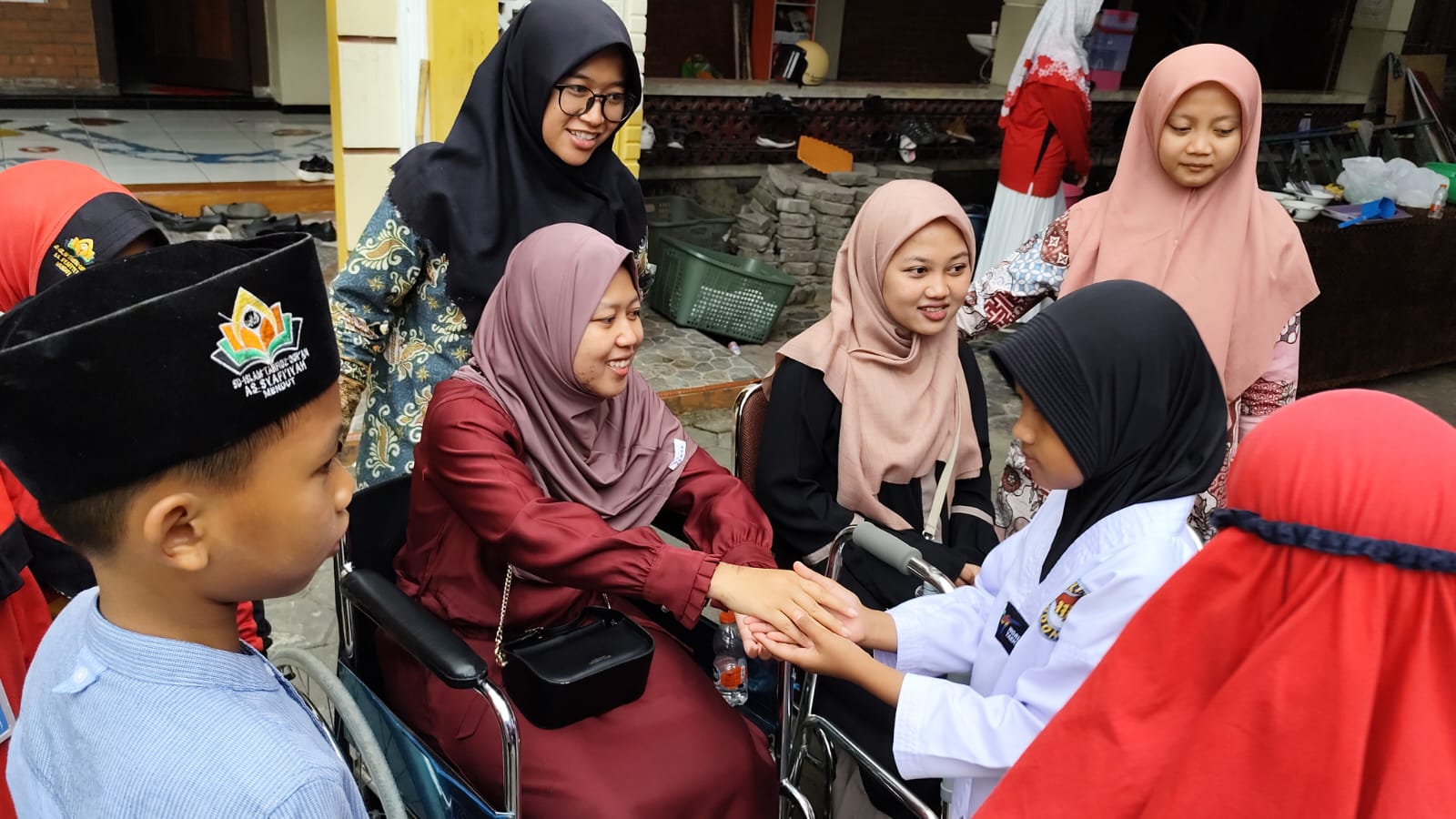 Doa Bersama 100 Hari Tragedi Kalijambe, Air Mata Haru Mengiringi Kenangan 10 Ustadzah