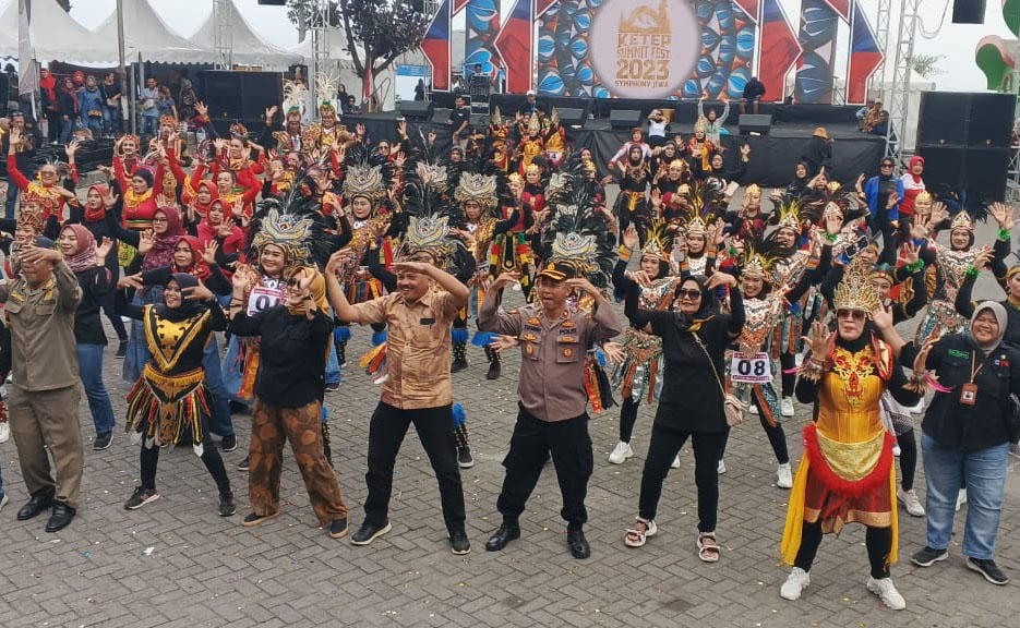 Senam Massal Berpakaian Seni Jadi Penutup Ketep Summit Festival 2023